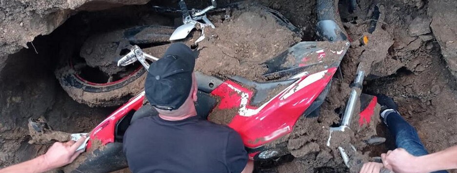 Житель Житомирської області викрав мотоцикл і закопав у дворі (фото)