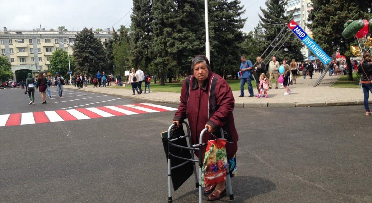 В Луганске впервые за 7 лет отменен комендантский час: люди ждут возвращения коммунальных радостей