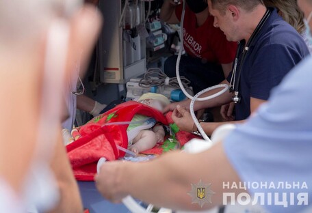 В Киев на полицейском вертолете привезли тяжелобольного младенца (фото и видео)