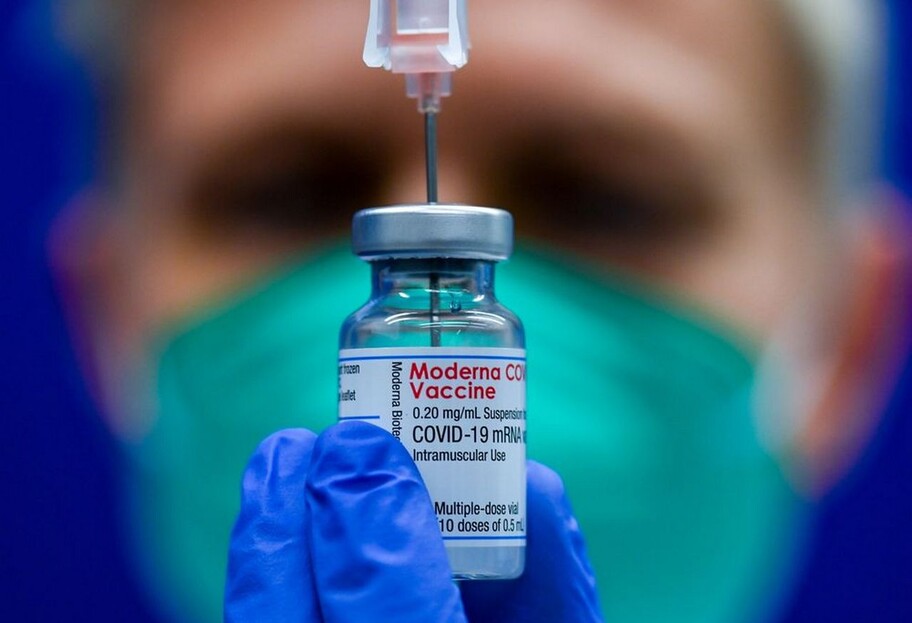Вакцинація препаратом Moderna - розробляють третю дозу - фото 1