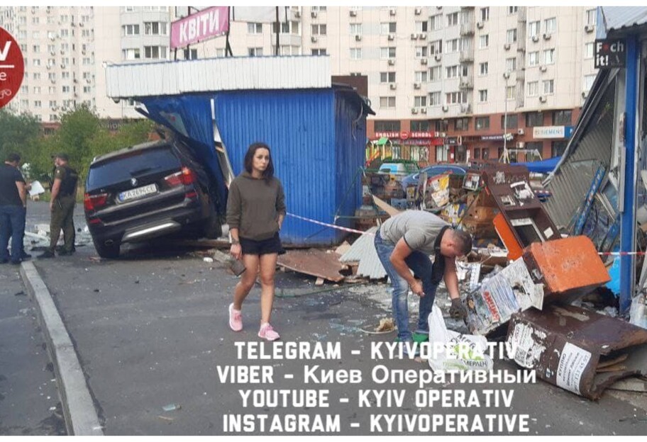 ДТП у Києві - дівчина на BMW знесла два МАФи - фото  - фото 1