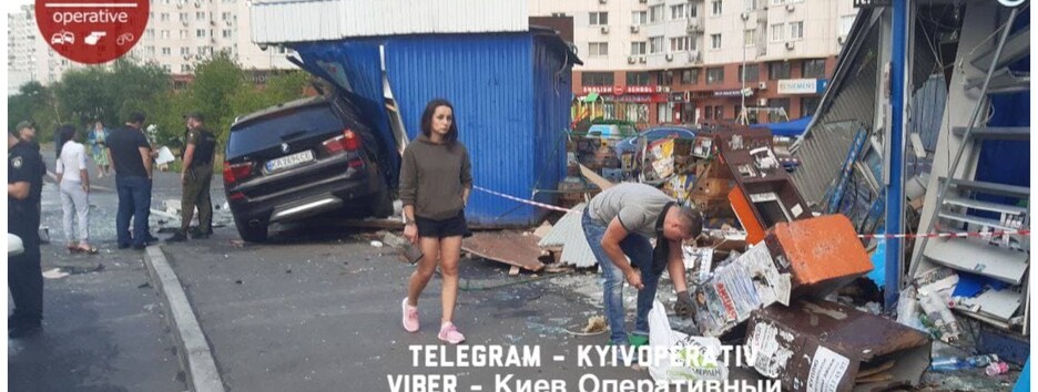 В Киеве внедорожник на скорости снес два МАФа, есть пострадавшие (фото)