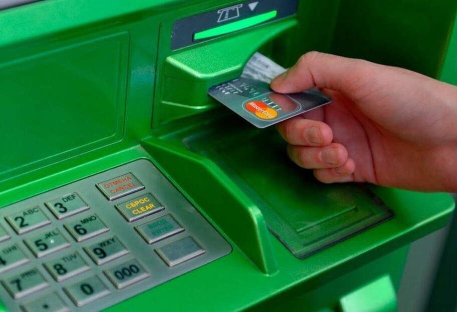 Банкомати ПриватБанку не видають гроші - клієнти скаржаться на списання - фото 1