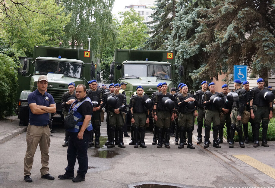 Суд над членами Нацкорпуса - поліція охороняє будівлю - фото, відео - фото 1