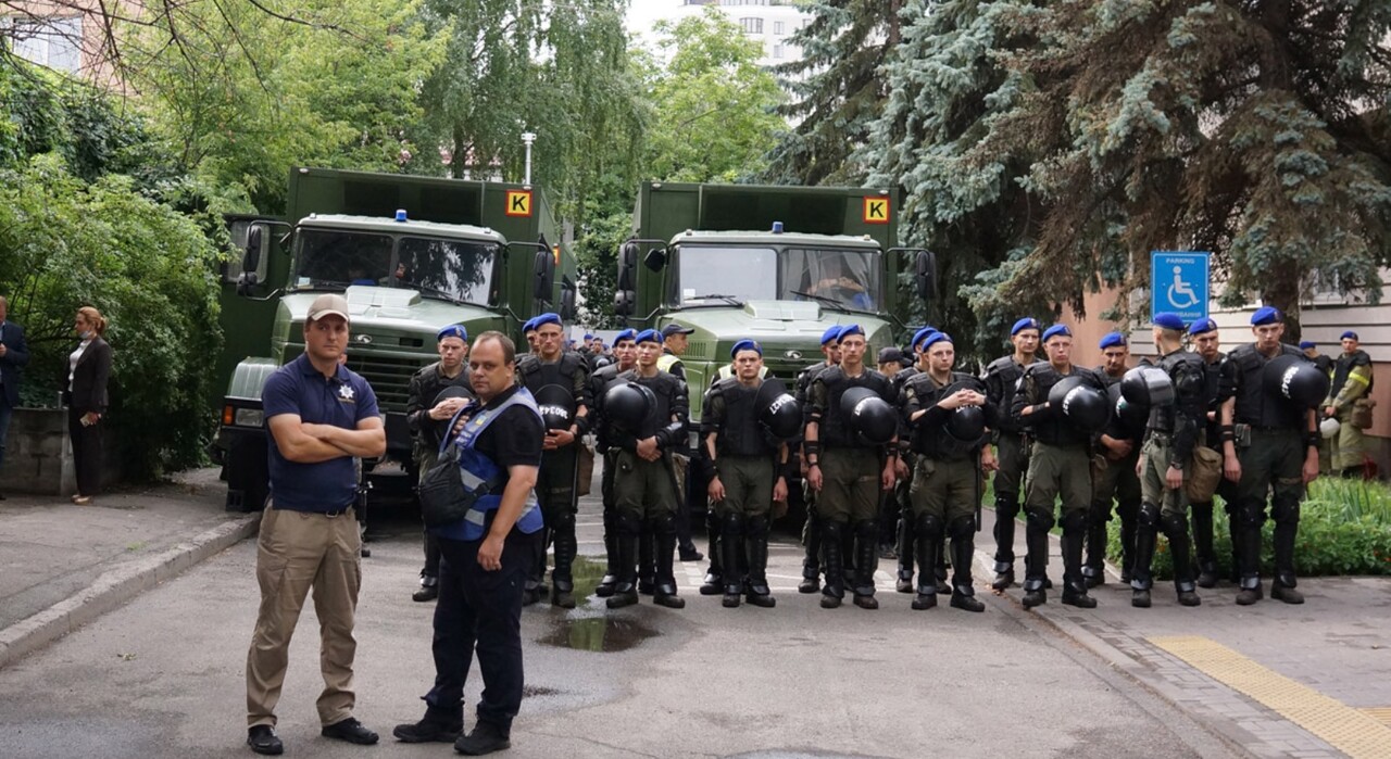 Справа про рекет: в Києві біля суду зібралися кілька сотень прихильників Нацкорпуса (фото, відео) фото