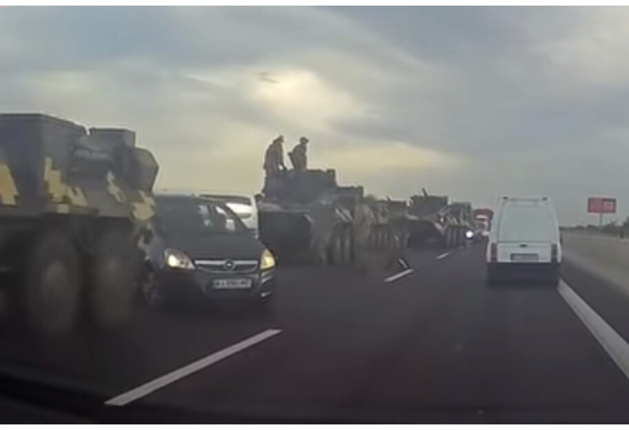 Авария с бронетехникой - под Киевом авто оказались в колонне военной техники - фото 1