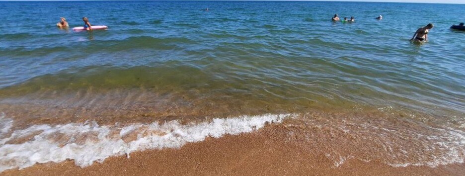 Азовське море очистилося: у Приморську відпочивальники насолоджуються відсутністю медуз