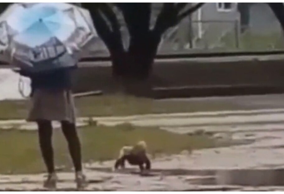 Гуляла с голым ребенком по лужам - в России горе-мать попала на видео - фото 1