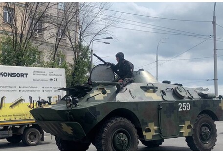 У Києві помітили броньовики, дамба під посиленою охороною військових (фото)