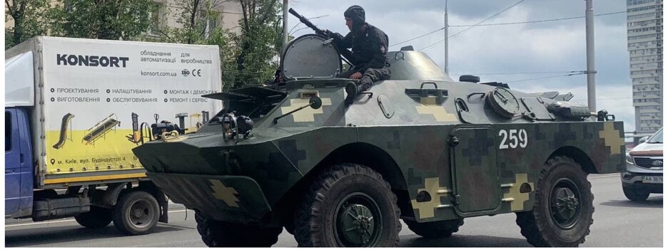 У Києві помітили броньовики, дамба під посиленою охороною військових (фото)