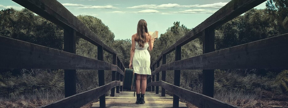 Під Києвом мотоцикліст завадив дівчині вчинити суїцид (відео)