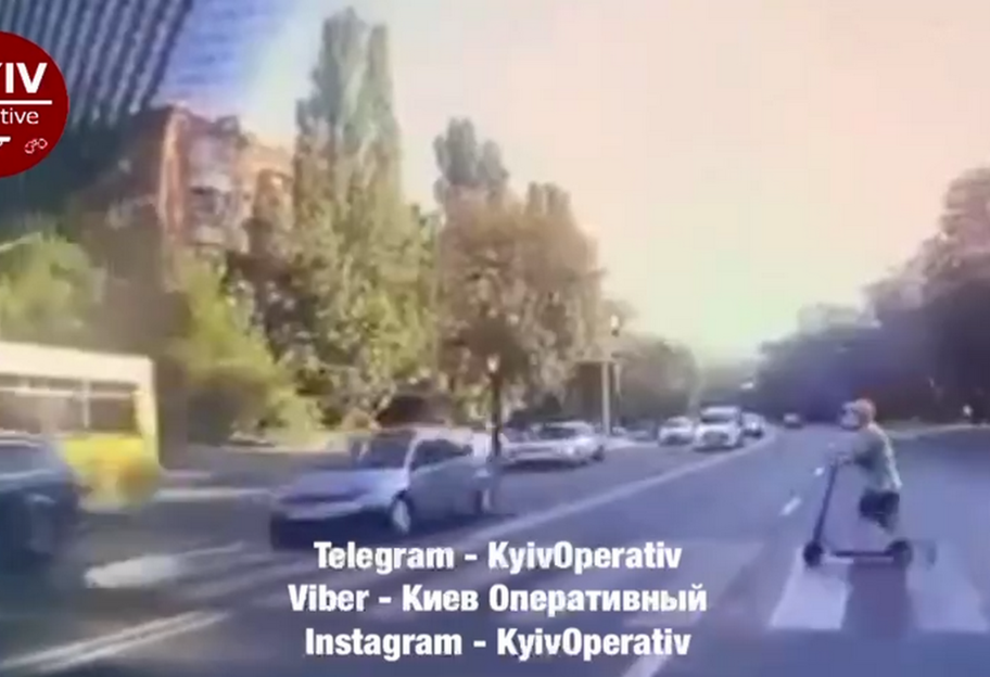 В Киеве сбили парня с самокатом на пешеходном переходе – видео - фото 1