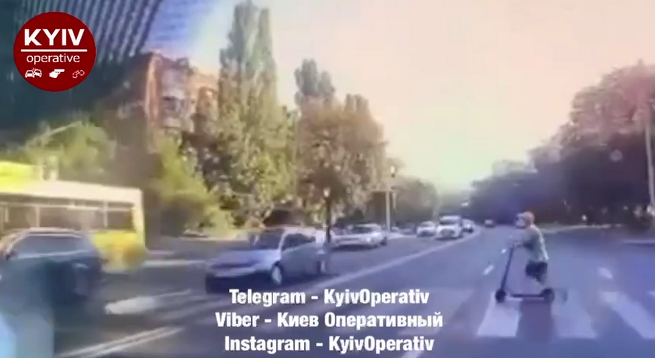 В Киеве авто "снесло" с перехода парня с самокатом: момент попал на камеру фото