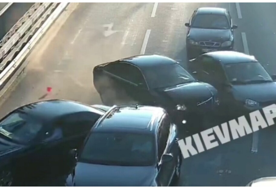 ДТП на Борщагівці у Києві - момент аварії з 5 авто потрапив на відео - фото 1