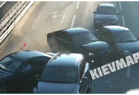 Разбили 5 авто: момент масштабного ДТП в Киеве сняли на видео
