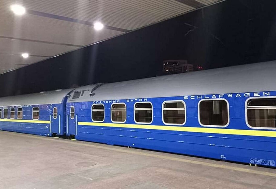 Скандал з поїздом Київ-Одеса - пасажири насилу потрапили у вагони - відео - фото 1