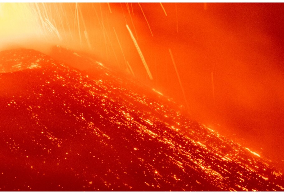 Извержение вулкана Этна на Сицилии привело к землетрясениям и выбросам пепла - фото - фото 1