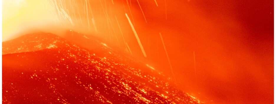 Виверження найбільшого вулкана в Європі покрило місто попелом (фото)