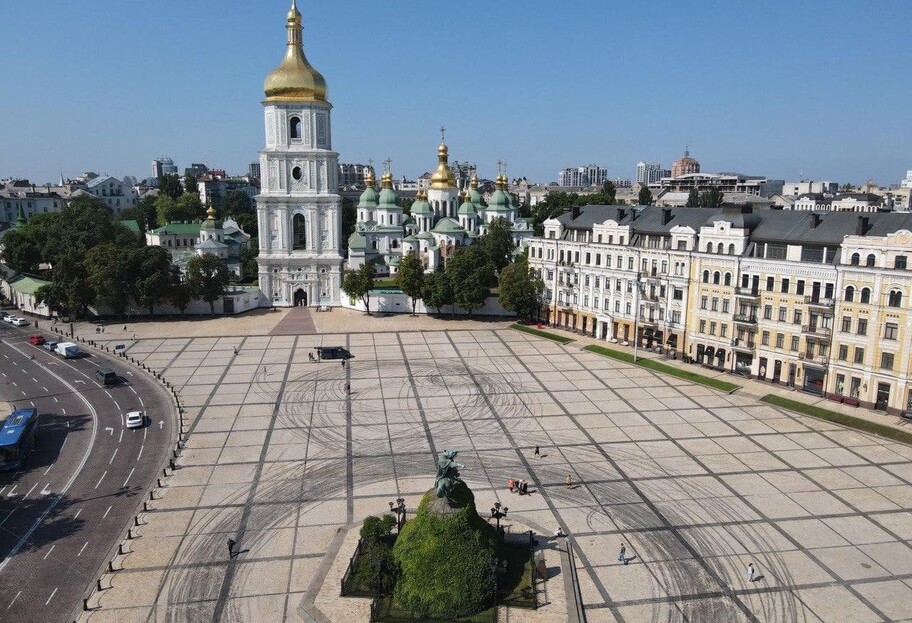 Дрифт на Софийской площади в Киеве - видео гонки, кто это устроил - фото 1