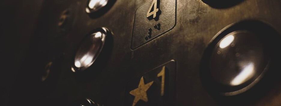 Спрацювало екстрене гальмування: в Одесі ліфт з пасажирами зірвався з п'ятого поверху