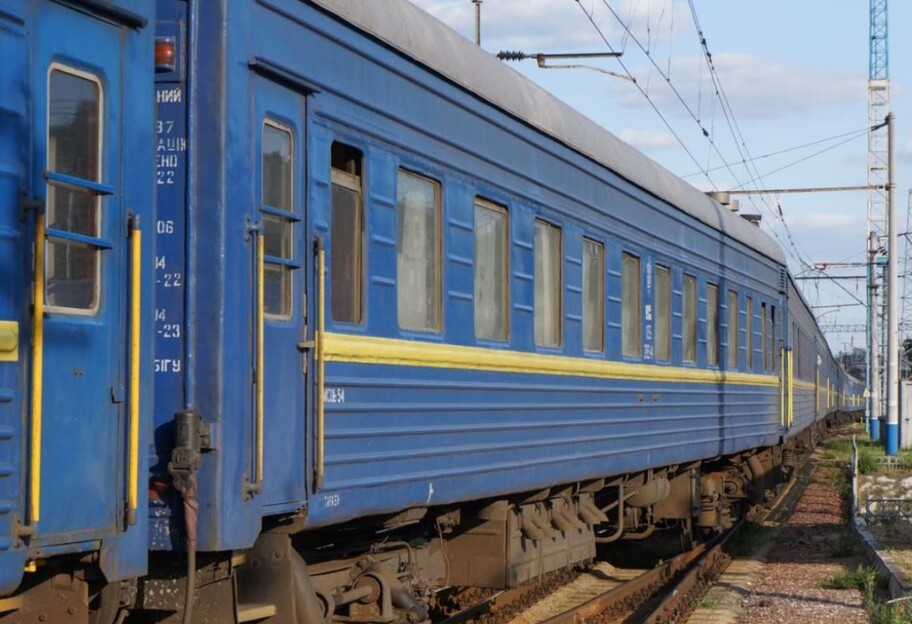 Дети цыгане забросали поезд камнями в Киеве - видео - фото 1