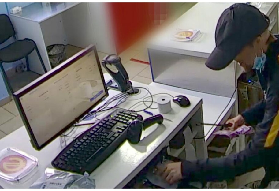 Кража на Троещине - грабитель ворвался с ножом на почту и украл 22 тысячи - видео - фото 1