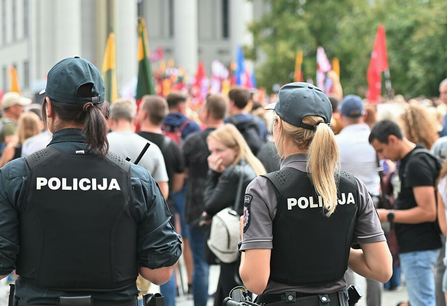У Литві ввели жорсткі обмеження для нещеплених - люди вийшли на протест - фото - фото 1