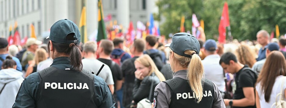 Ще одна країна ЄС вводить жорсткі обмеження для нещеплених: незадоволених розганяє поліція (фото)