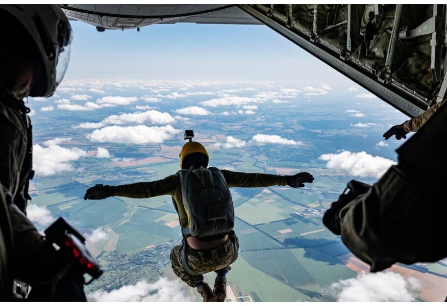 ВСУ отработали прыжки с парашютом с армией США - фото - фото 1