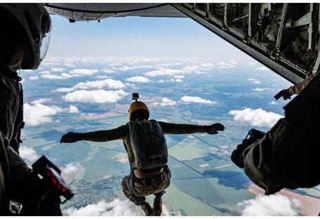 З'явилися яскраві фото, як спецназівці ЗСУ стрибали з американських літаків (фото)