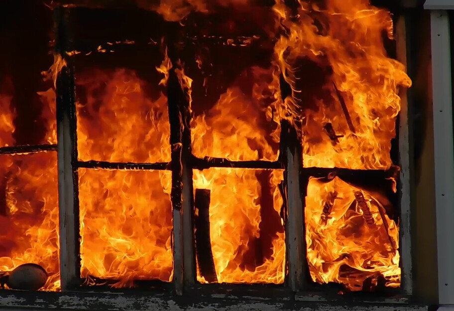 Пожежа у Києві - на Троєщині загорілася квартира у багатоповерхівці - відео - фото 1