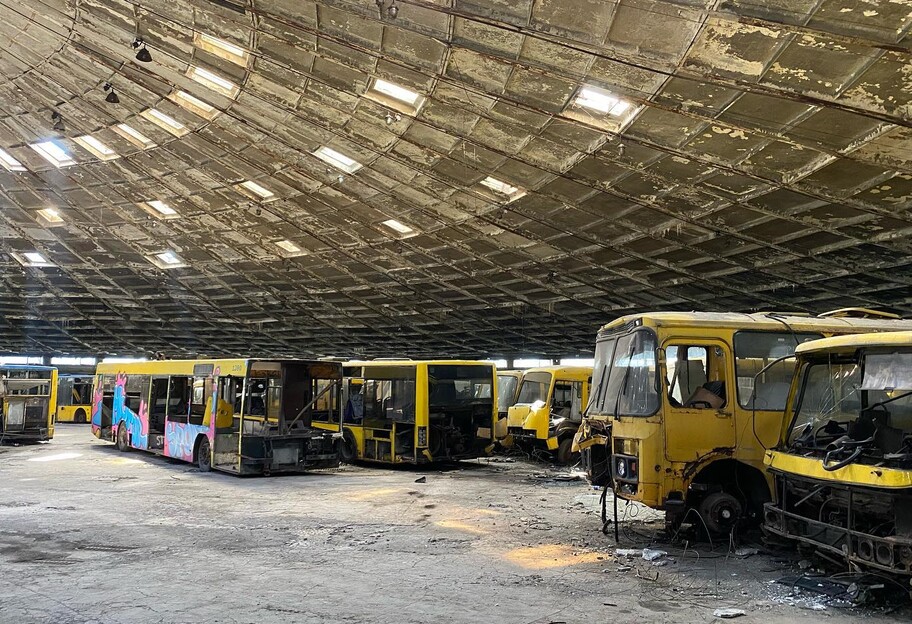 Розбиті автобуси в Києві зберігають в покинутому автопарку, фото - фото 1