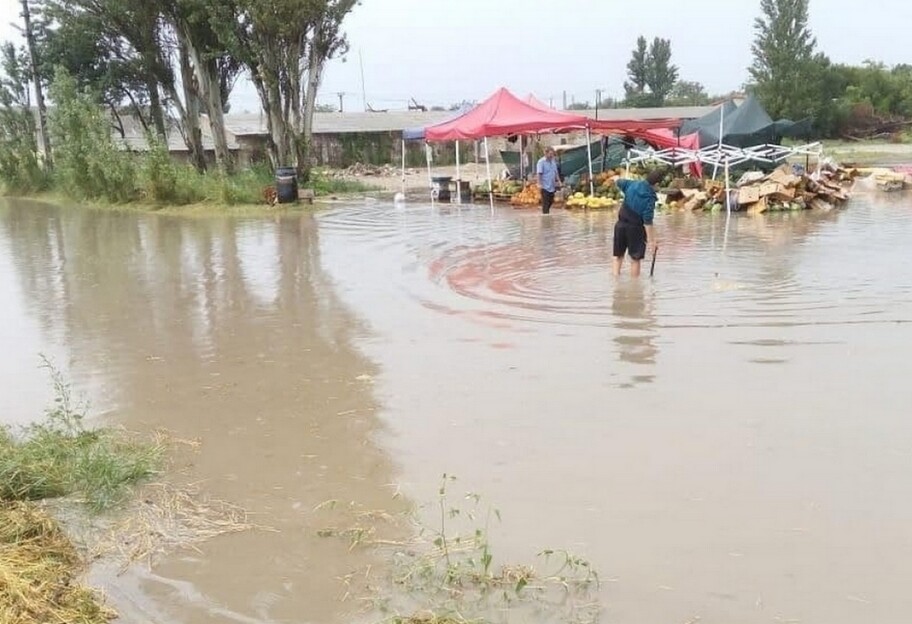 Потоп в Керчи – в центре города воды по колено – видео - фото 1