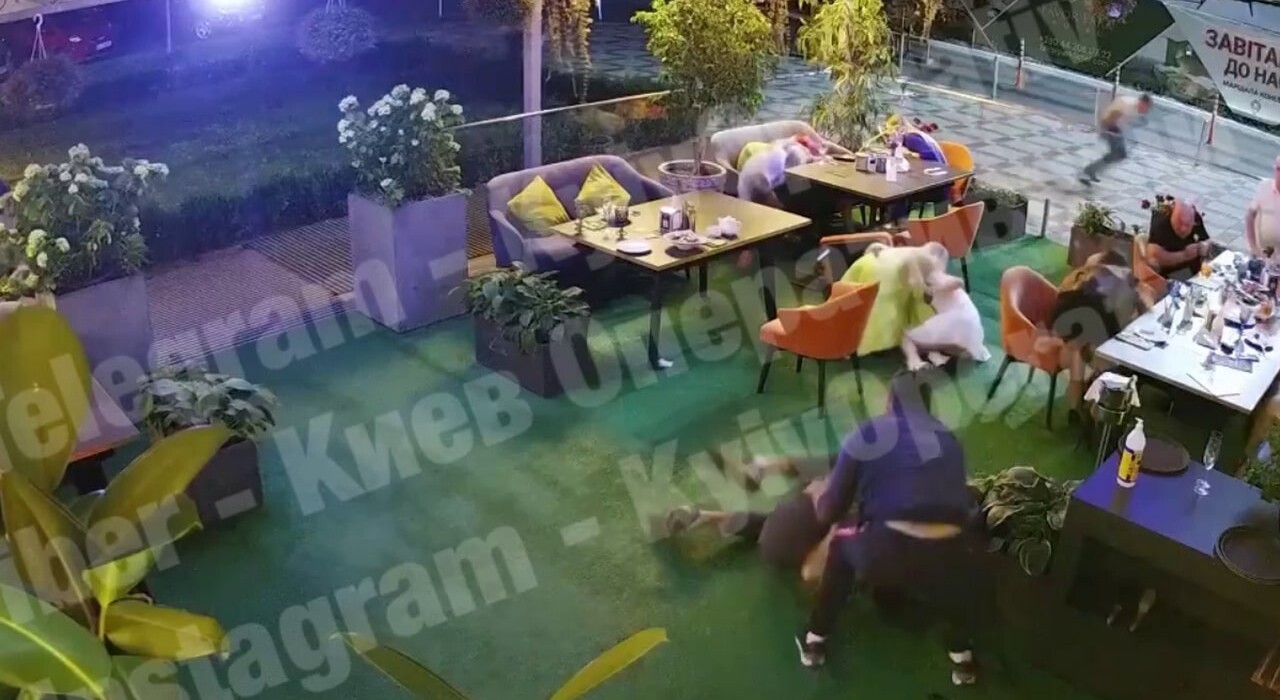 Мама закрила собою дитину: з'явилося відео стрілянини і бійки у київському ресторані фото
