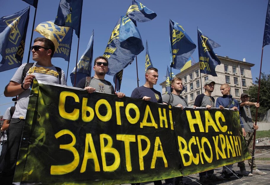 Митинг Нацкорпуса в Киеве - у Зеленского требуют остановить капитуляцию страны - фото, видео - фото 1