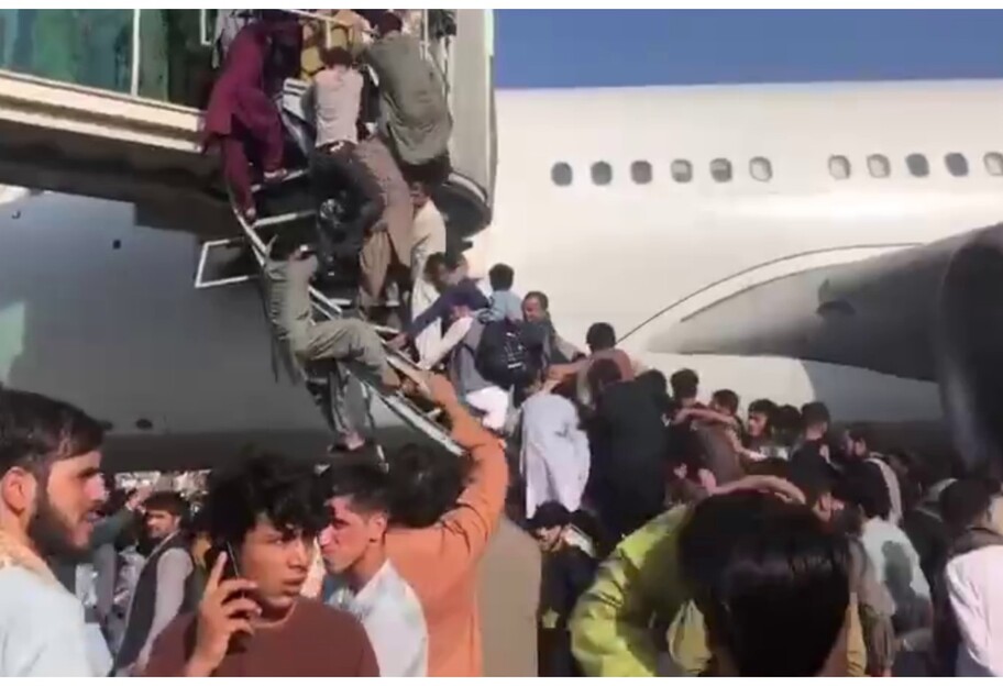Аэропорт Кабула штурмуют беженцы - видео, что происходит в Афганистане - фото 1
