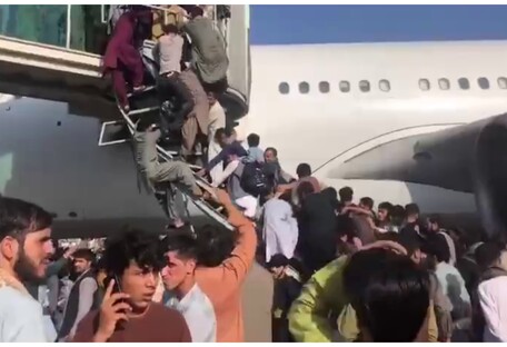 У Кабулі люди штурмують літаки, щоб втекти з Афганістану (відео)