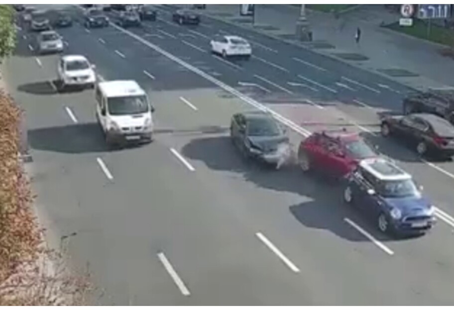 ДТП на Крещатике - в Киеве столкнулись три автомобиля - видео - фото 1