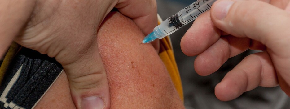 Вакцинація від COVID: лікар пояснив, які бувають реакції на щеплення