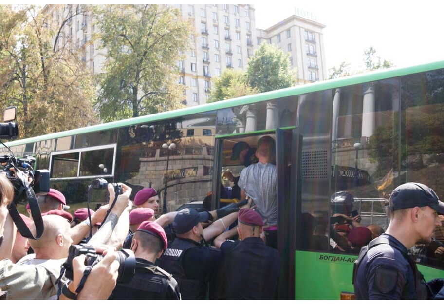 На Алеї Небесної Сотні у Києві поліцейські побили журналіста - фото - фото 1