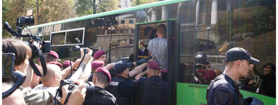 В центре Киева копы били журналиста и уже задержанных людей (фото, видео)