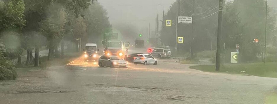В Хмельницком непогода превратила улицы в реки (фото, видео)