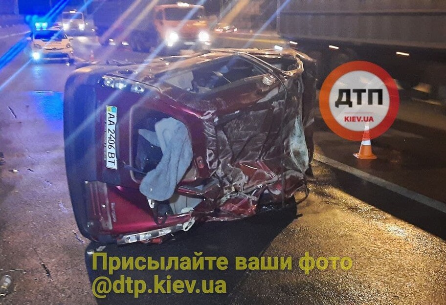 ДТП в Киеве - перевернулся Renault, фото - фото 1