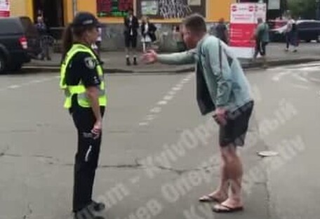 Не дали проехать: в Киеве мужчина с матами набросился на полицейскую (видео)