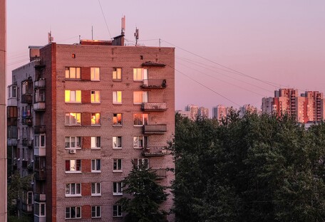 В Киеве с балкона многоэтажки выпал обнаженный мужчина (видео)