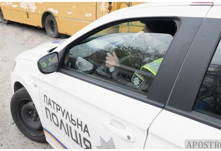 Киевлянин пригрозил полицейским пистолетом и поплатился: видео задержания