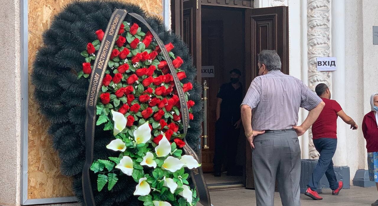 У Кривому Розі люди стоять у величезній черзі, щоб попрощатися з мером (фото, відео) фото