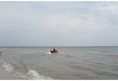 На острове Джарылгач утонул мальчик - он уплыл в море на матрасе с отцом