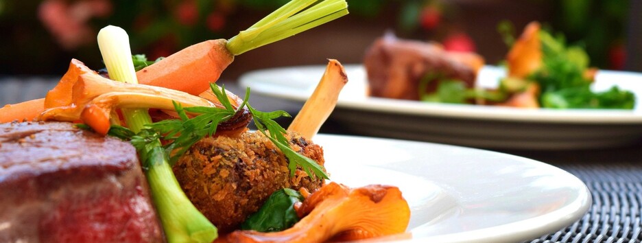 Фрукти, солодощі, м'ясо: від яких продуктів на вечерю краще відмовитись