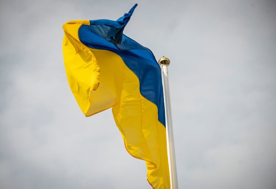 Війна на Донбасі - на КПВВ Новотроїцьке підняли величезний прапор України - фото - фото 1